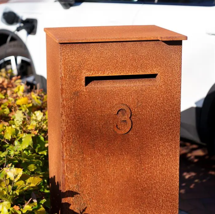Briefkasten für Post und Pakete Case aus Cortenstahl